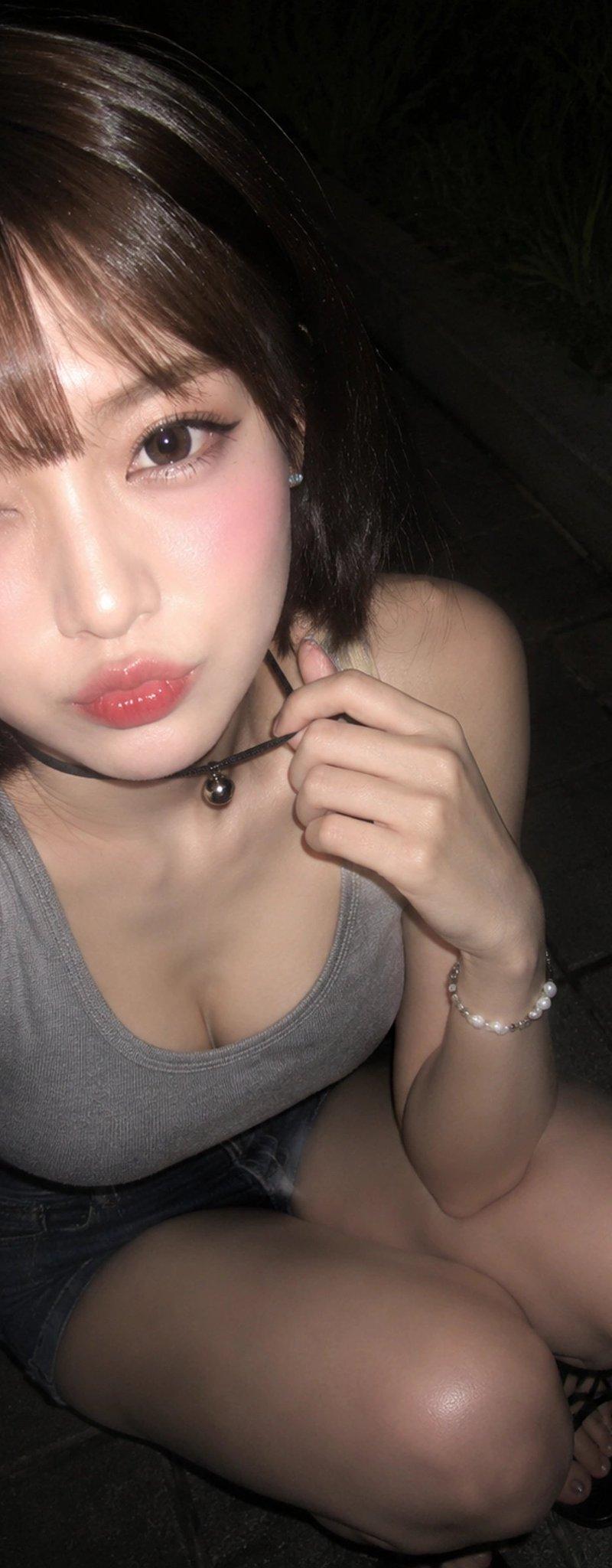 街头深夜手机闪光灯俯拍眨眼少女