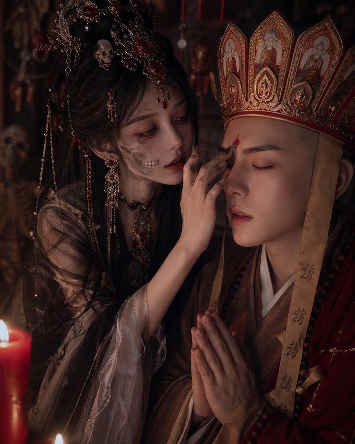 鼻尖相触的白骨精与唐僧