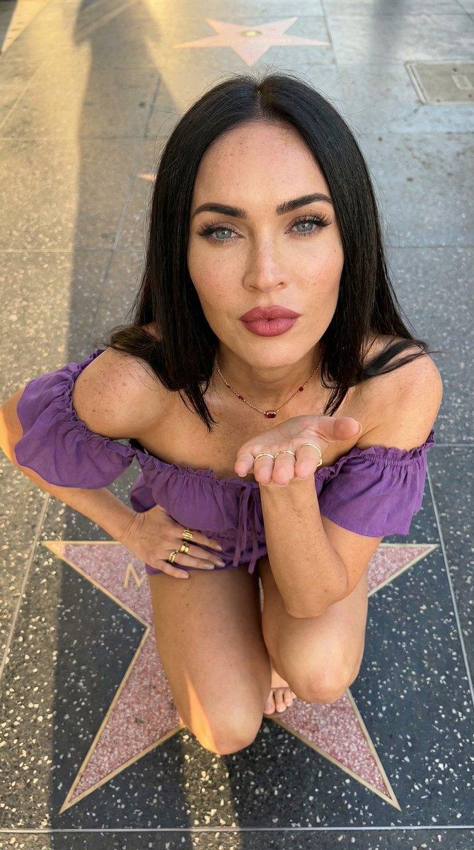 俯拍星光大道上仰望镜头的绝美佳人