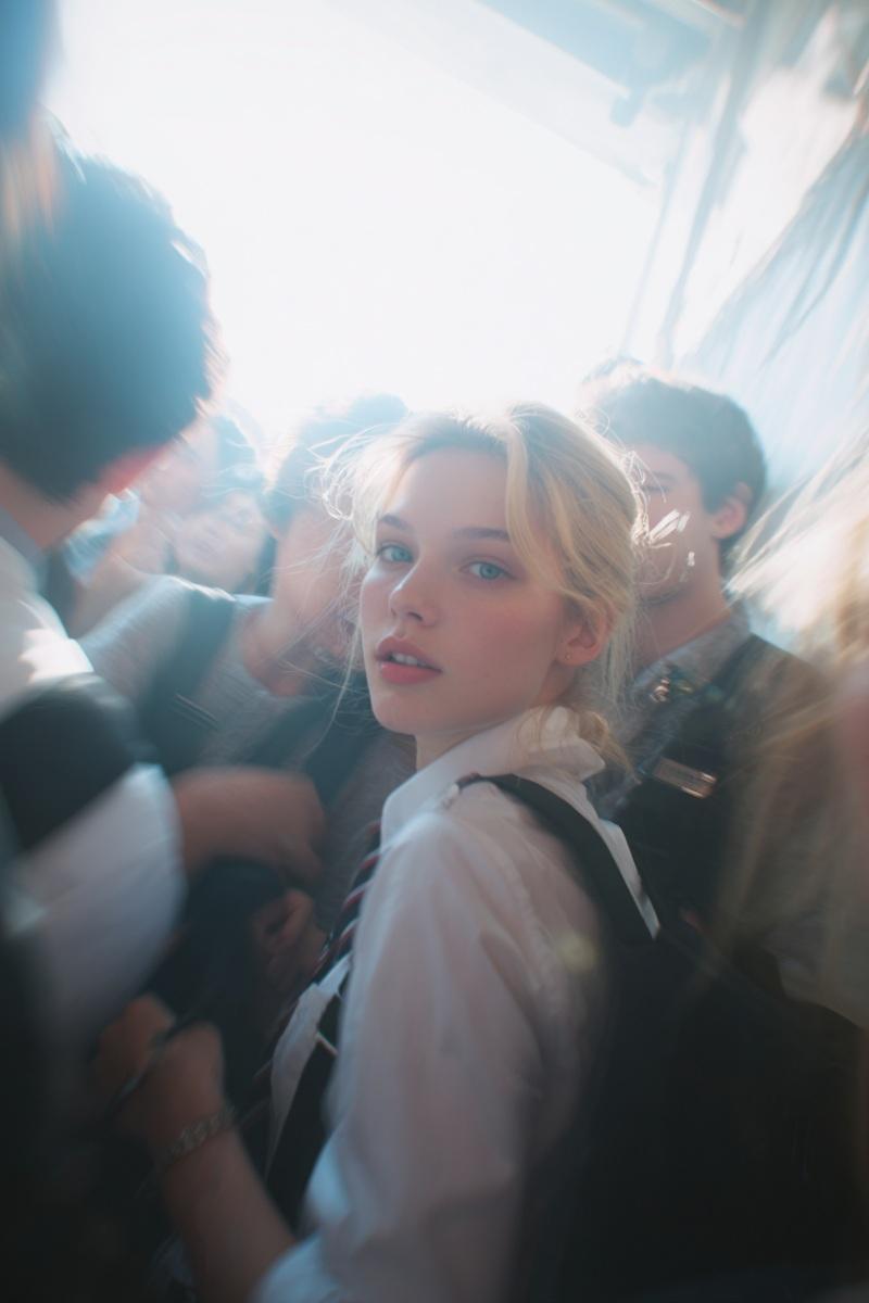 巴黎时装周街拍：校服少女的惊鸿回眸