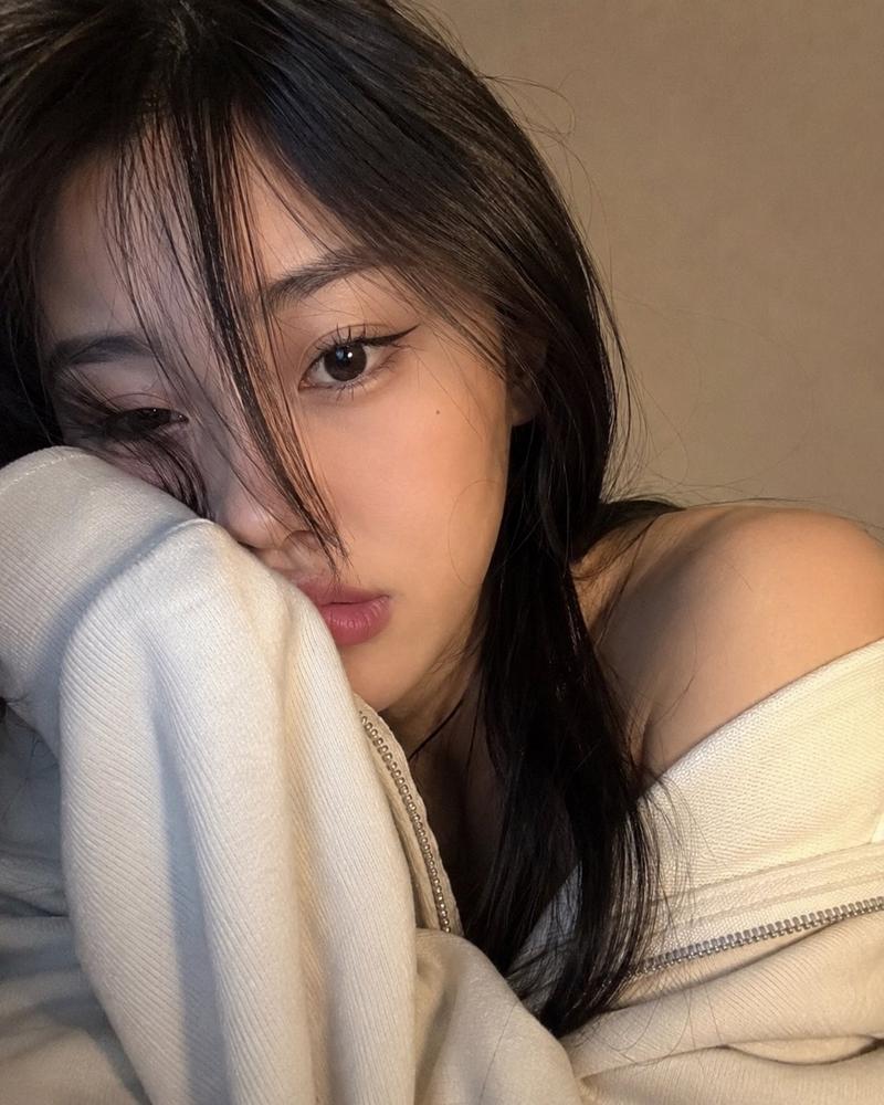 写实风超近景自拍少女针织衫侧颜