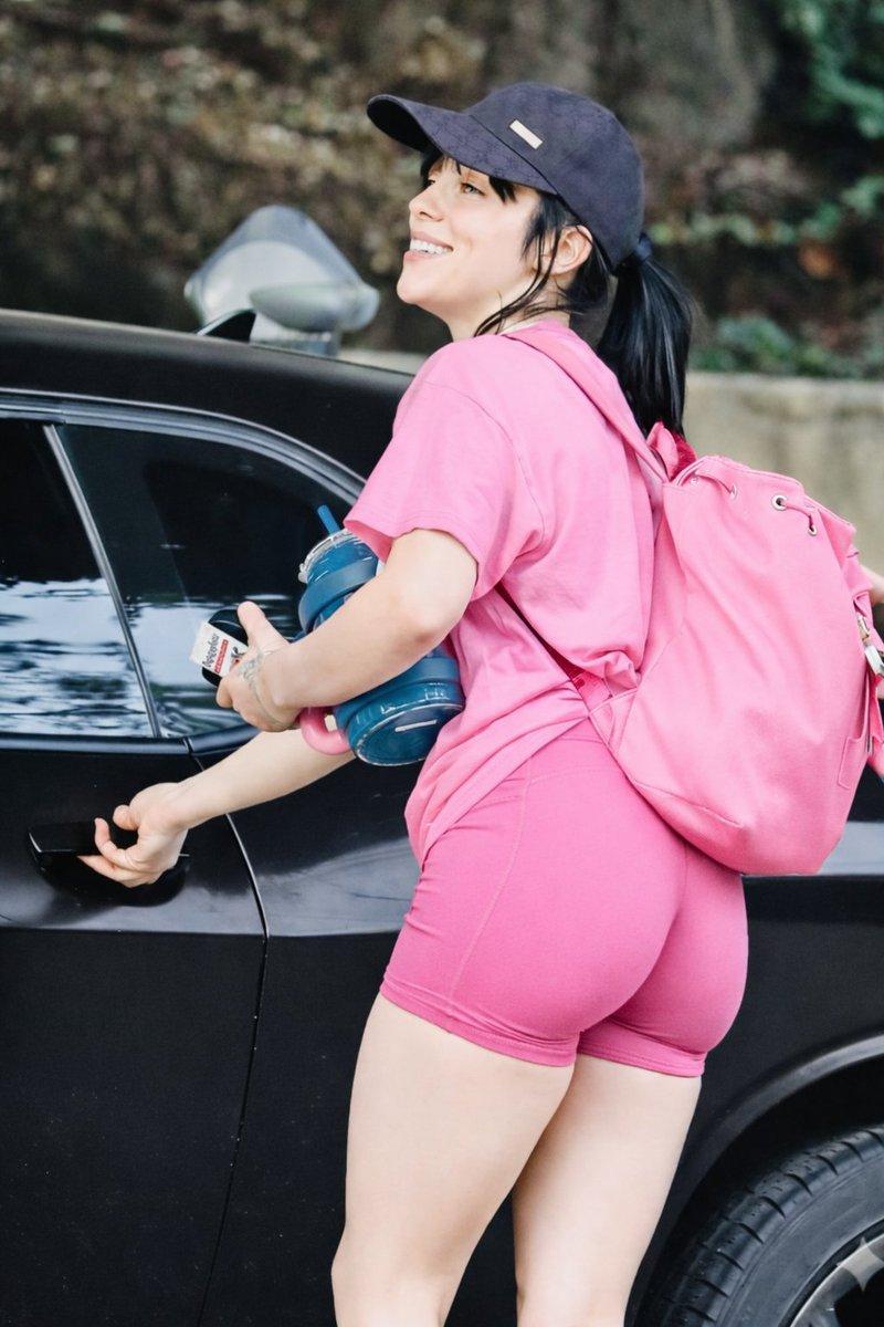 粉色运动穿搭女孩的自信回眸
