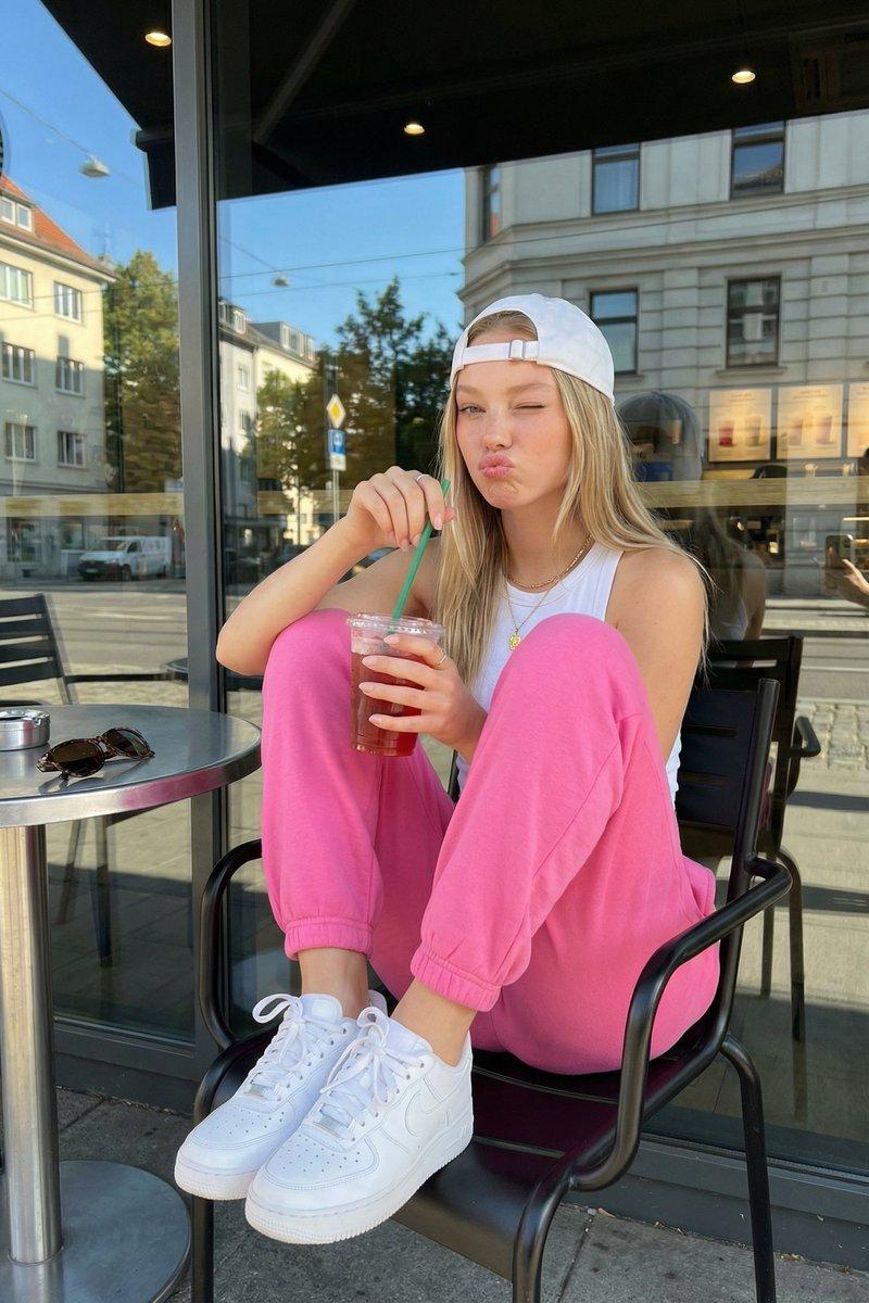 午后街头咖啡馆阳光下的俏皮美式少女
