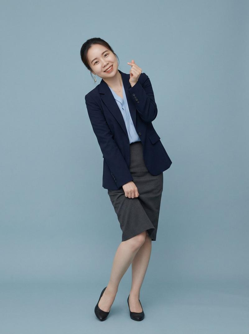 俏皮歪头比心，极致萌系少女