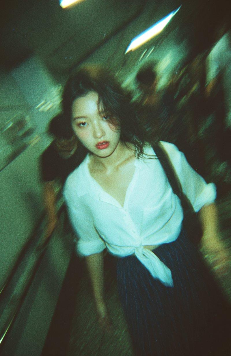 东京地铁楼梯间美女照