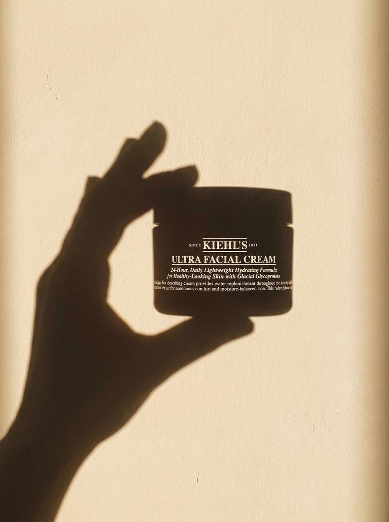 一只手拿着上传图片中的产品