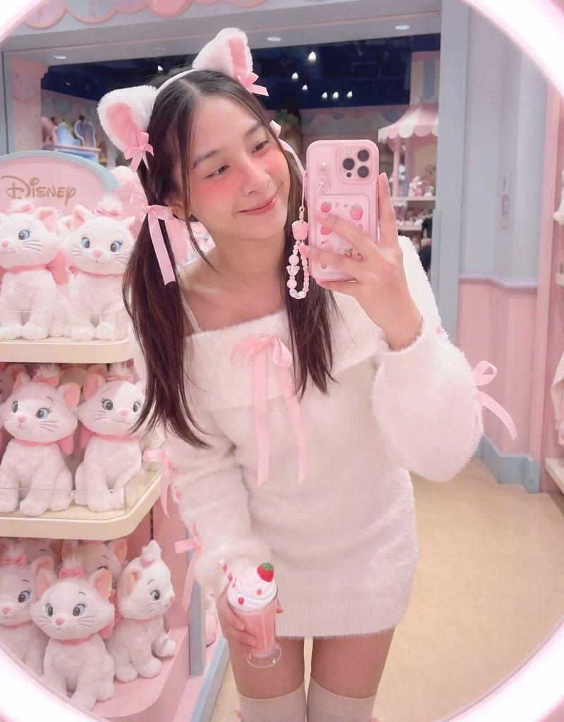 女子在迪士尼商店里对着镜子自拍