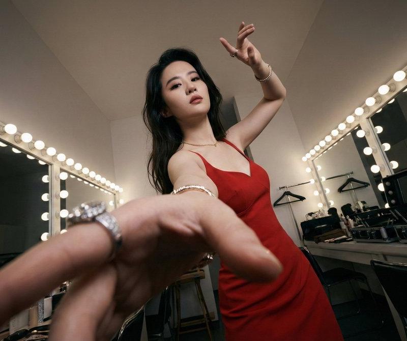 摆出一个时尚复杂有力的姿势