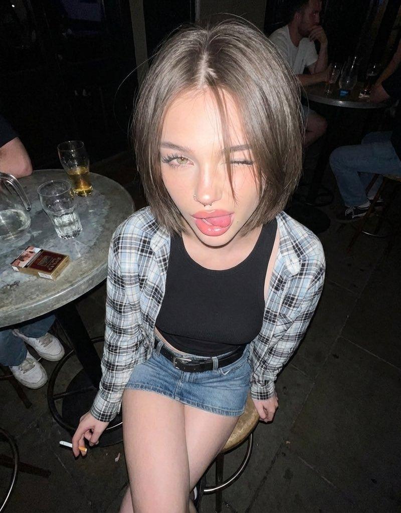 一位个性的年轻女性