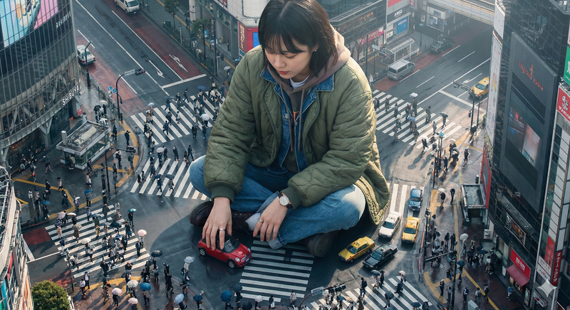 巨型韩国女子置身于熙熙攘攘的街头
