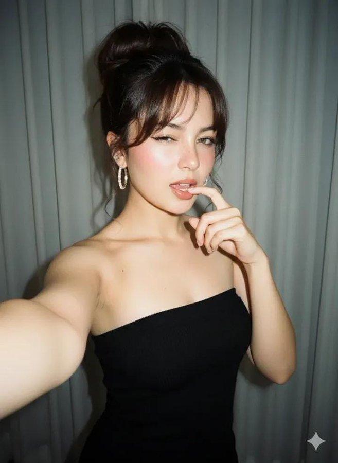 女子站在房间里的近距离自拍照