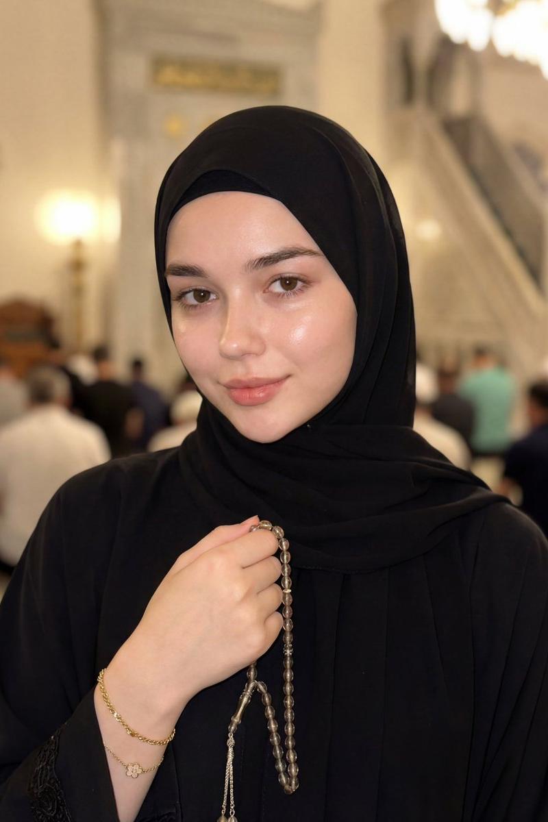 清真寺里手持赞珠的静谧少女