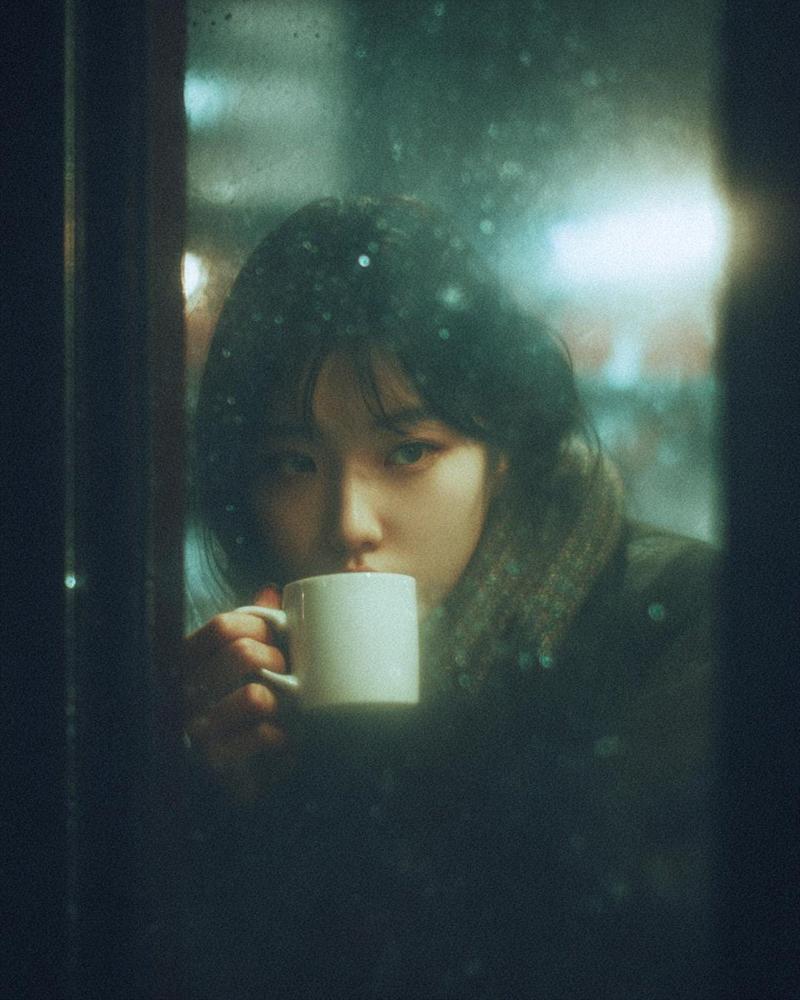 雨夜窗边品饮的忧郁咖啡馆少女