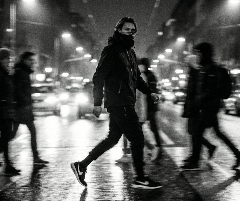 雨夜街头动态模糊黑白时尚大片