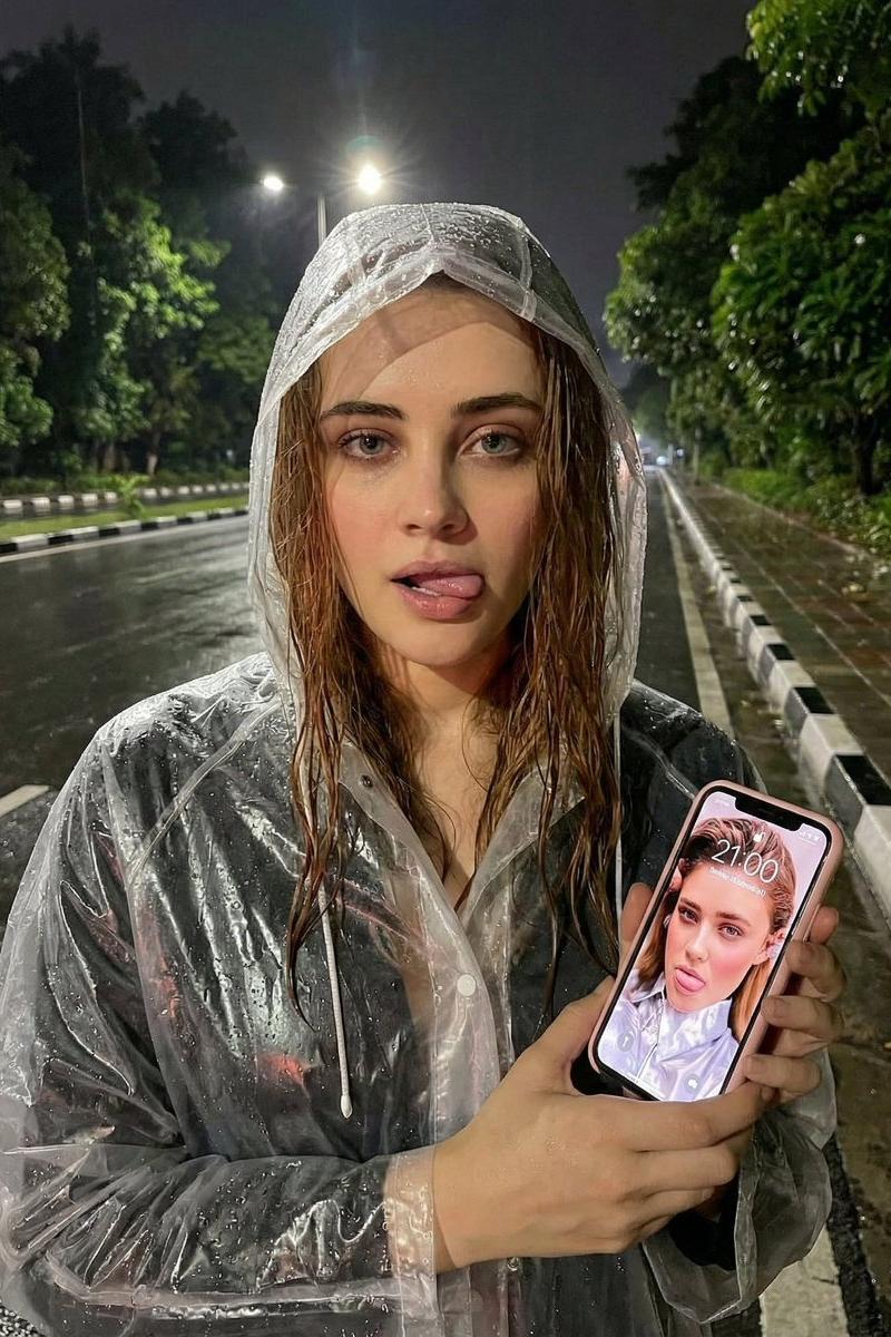 雨夜街头湿发少女透明雨衣高清自拍