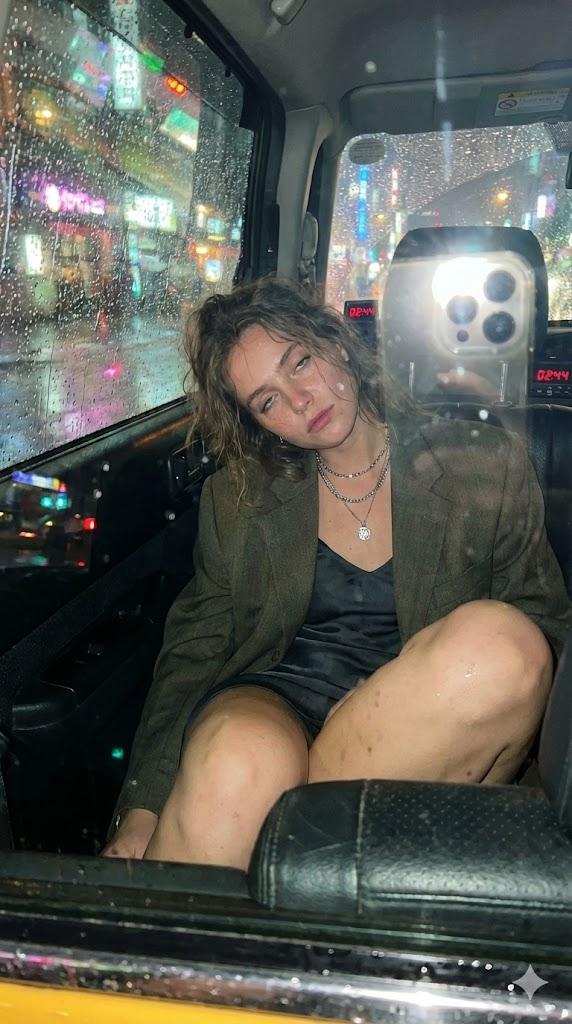 雨夜出租车里的慵懒迷人少女