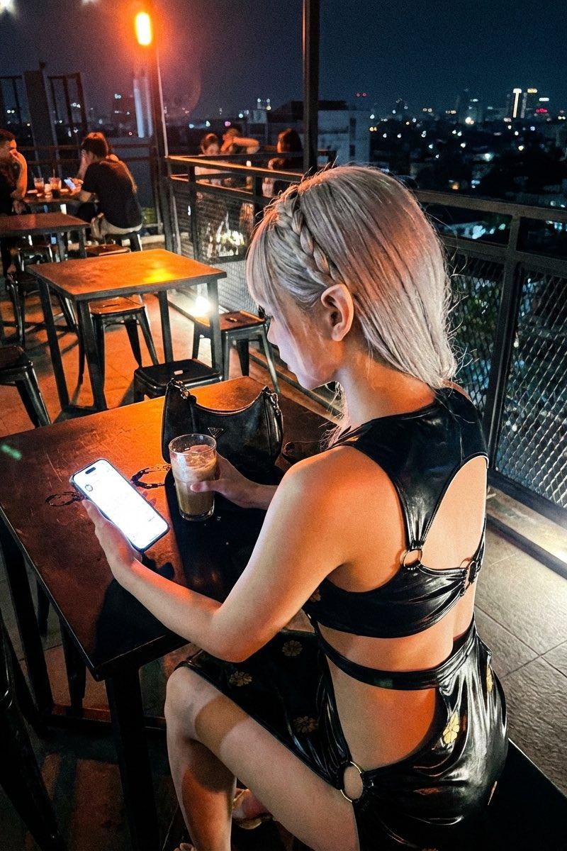 无美颜滤镜的真实质感深夜咖啡馆休闲瞬间