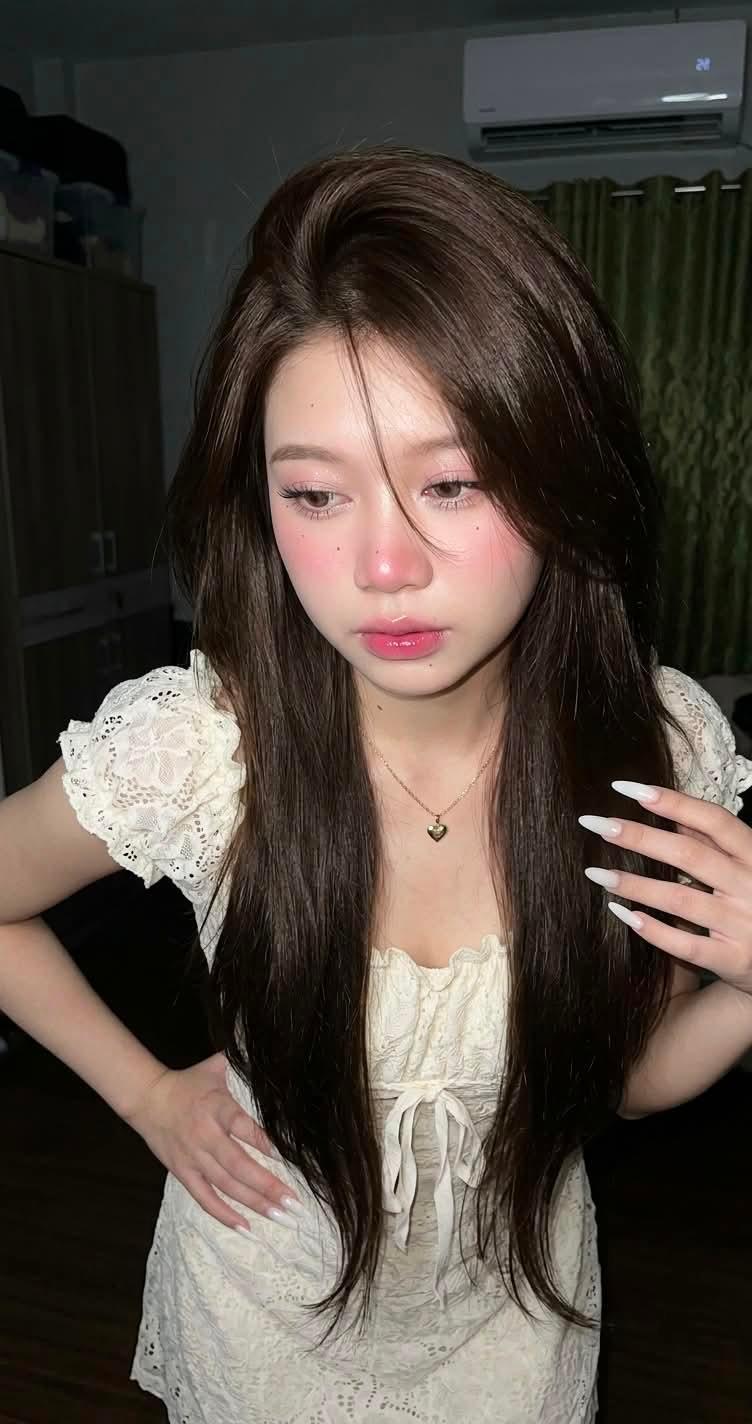 清透妆容长发写实美女图像提示词