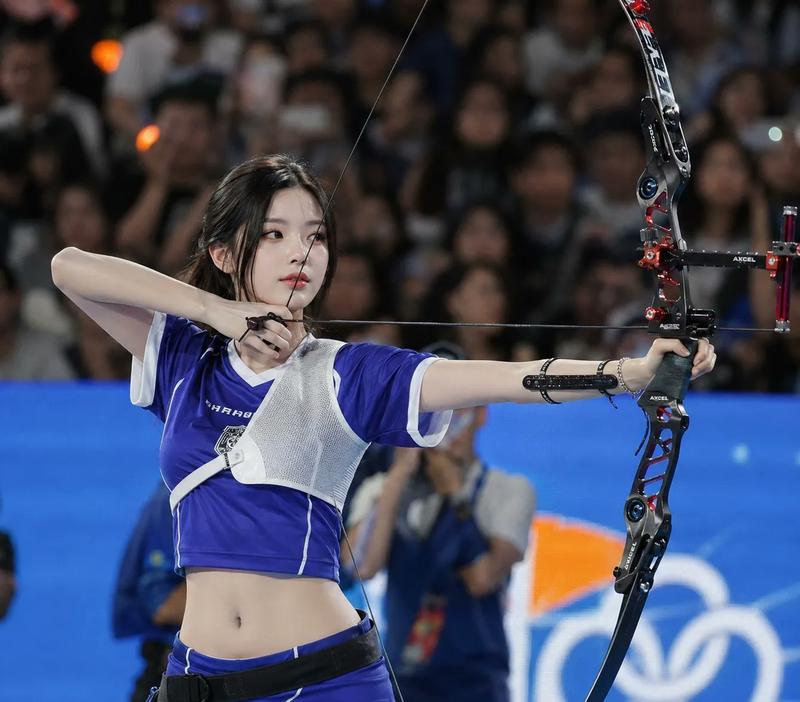 室内赛场东亚美女弓箭手写实运动摄影