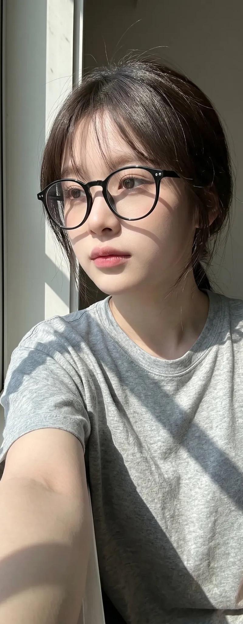 窗边自然光女性手机自拍写实人像