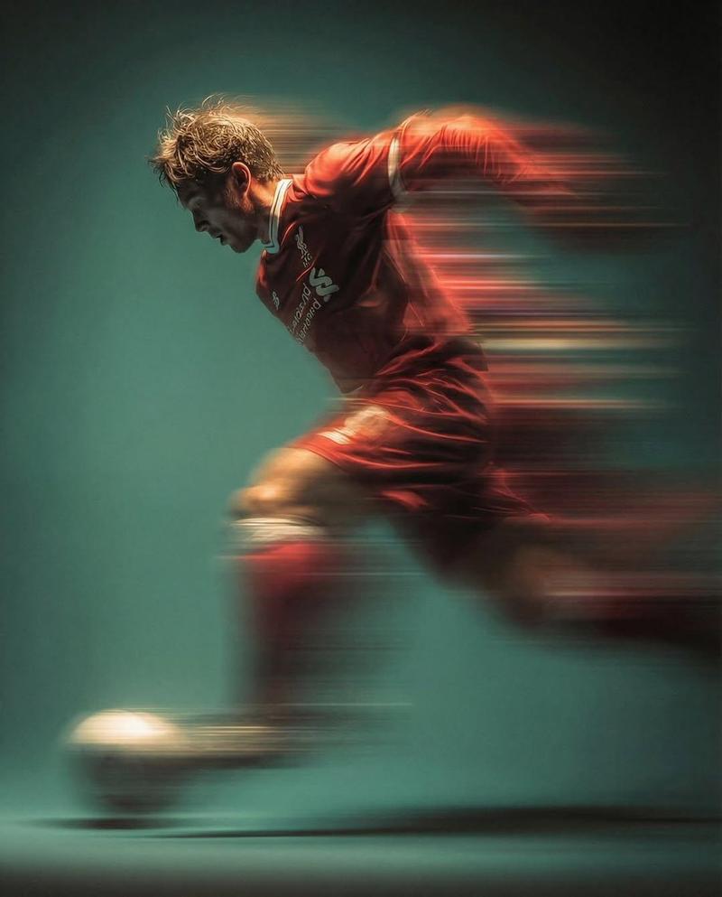 红衣刺客凌空抽射的流光残影