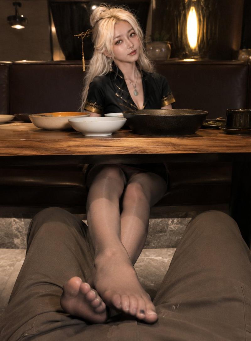 餐厅卡座对面女生双脚搭在腿上亲密互动