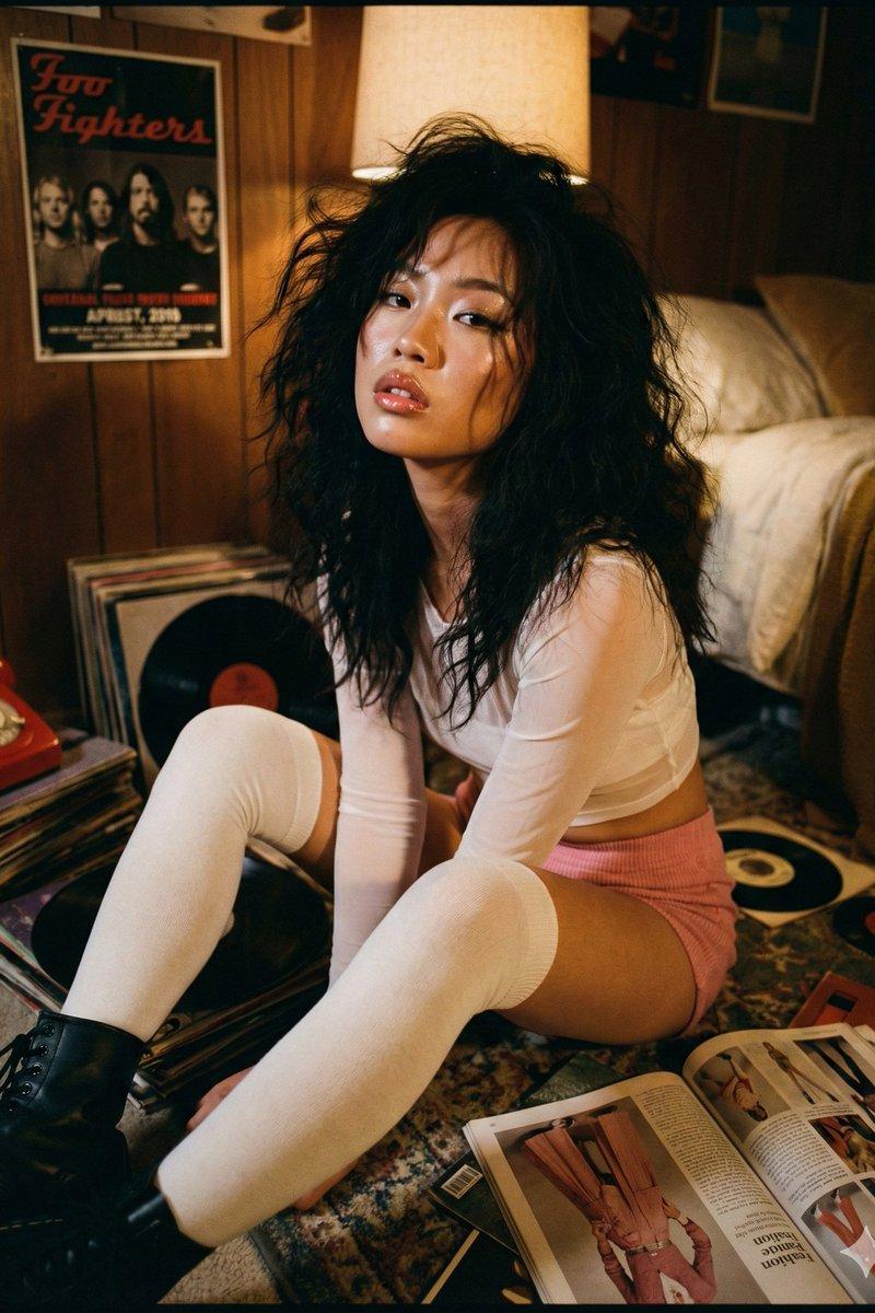 复古卧室里的迷离魅惑少女