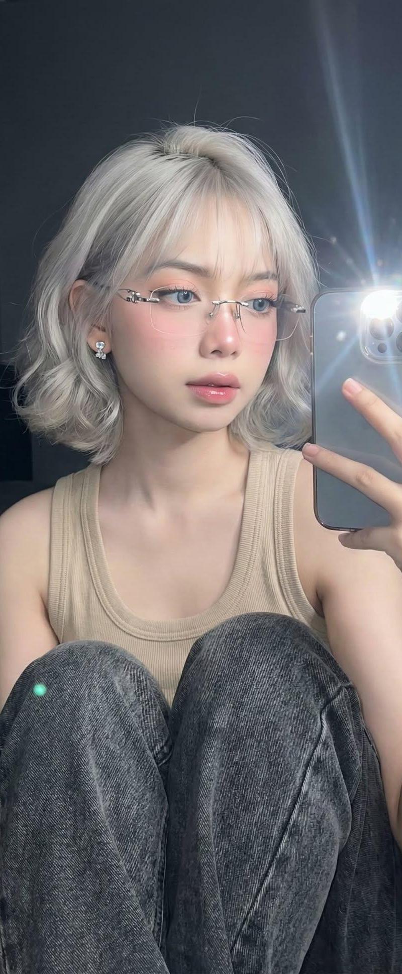 银灰柔光少女镜影自拍