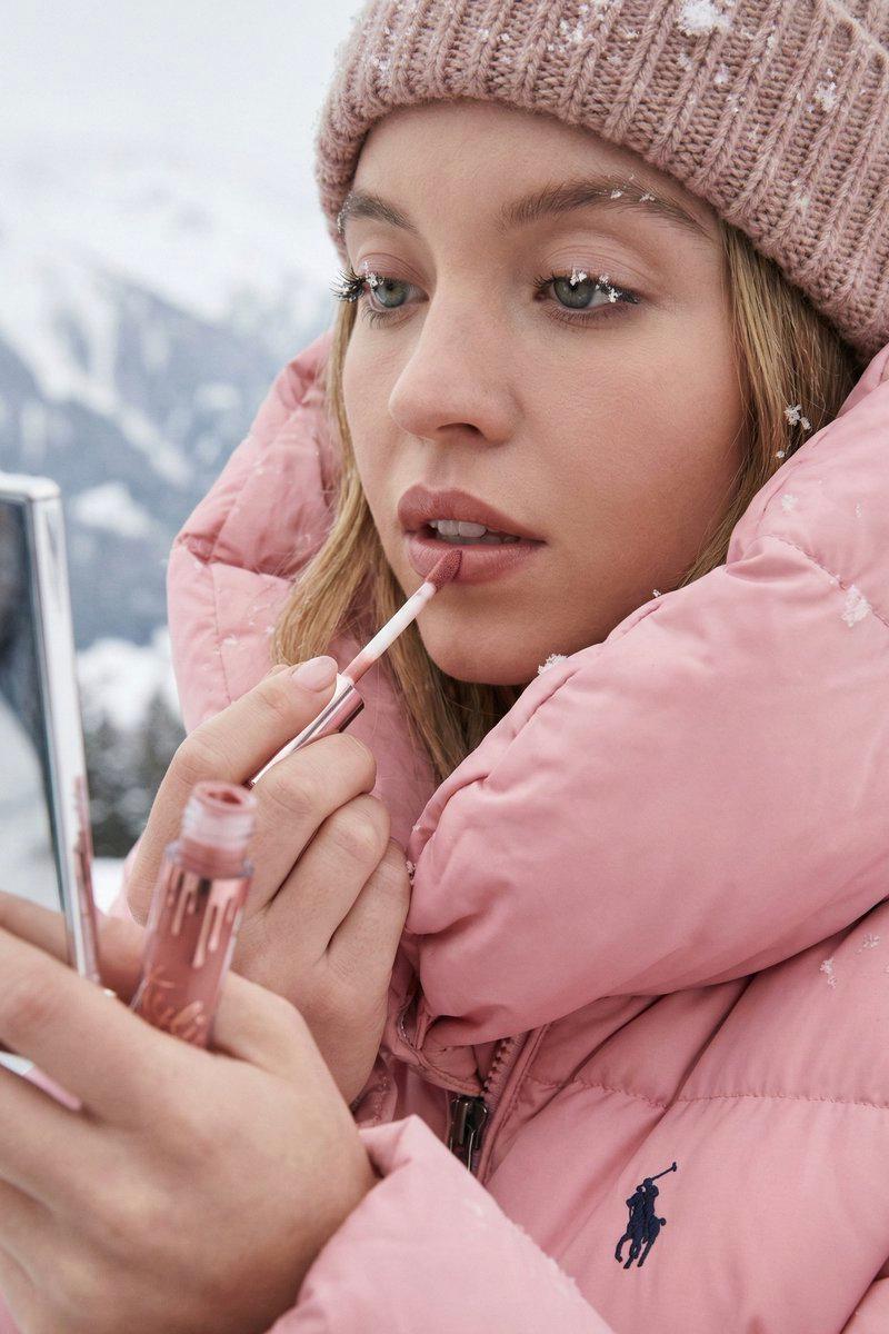 睫毛落雪与粉色冬衣的绝美妆容