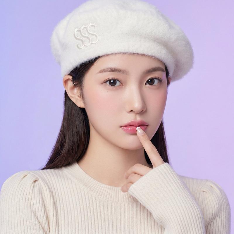 紫调柔光下的纯真冬日少女