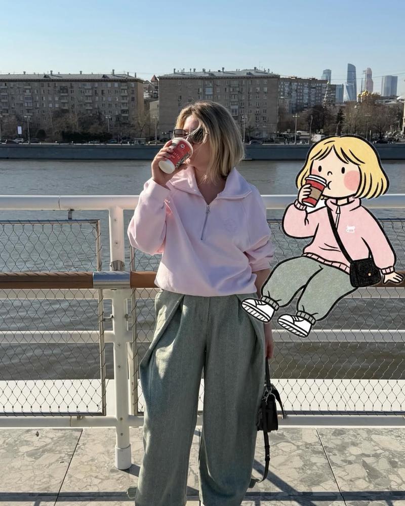 江边粉色卫衣女子与卡通少女插画融合