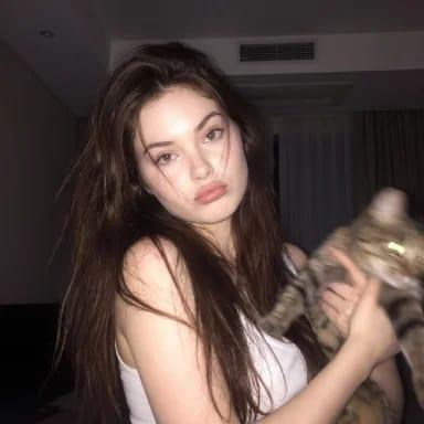 严格人脸一致性持猫少女夜间快照