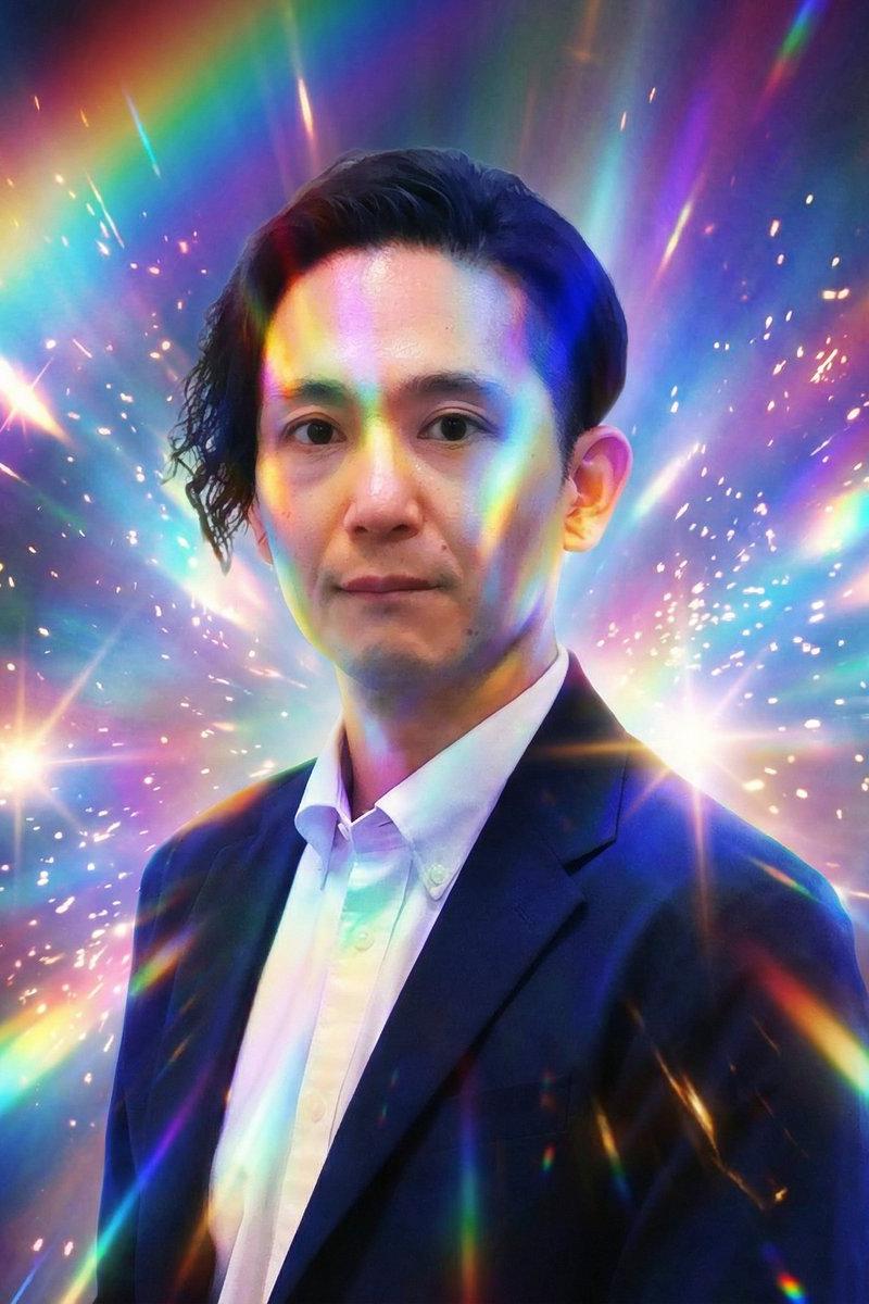 强光映照下的冷峻面容与平静神情