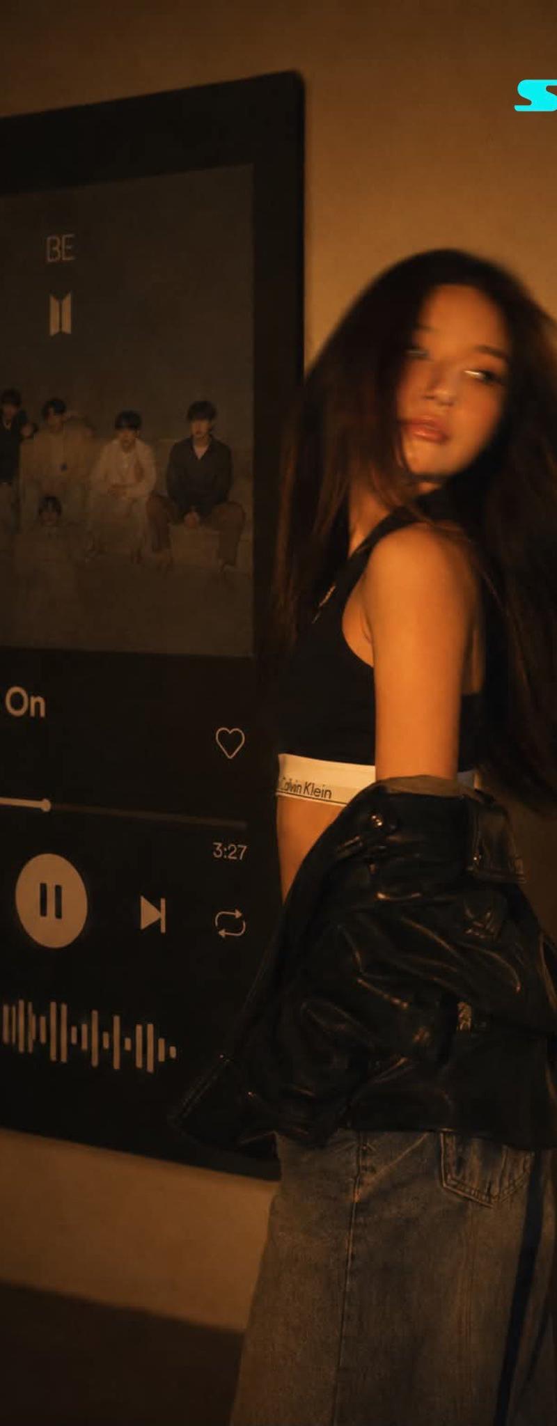 时尚女性室内Spotify音乐播放器人像摄影