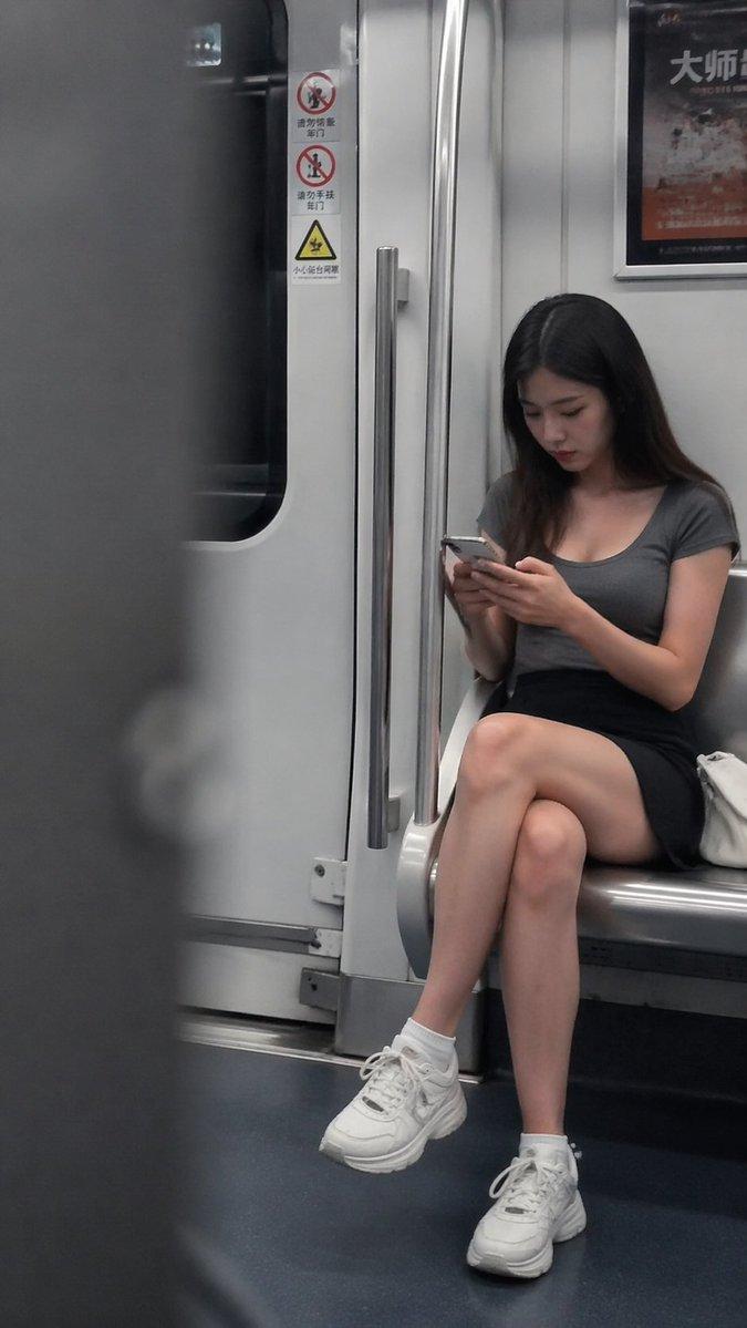 地铁车厢抓拍低头看手机女孩