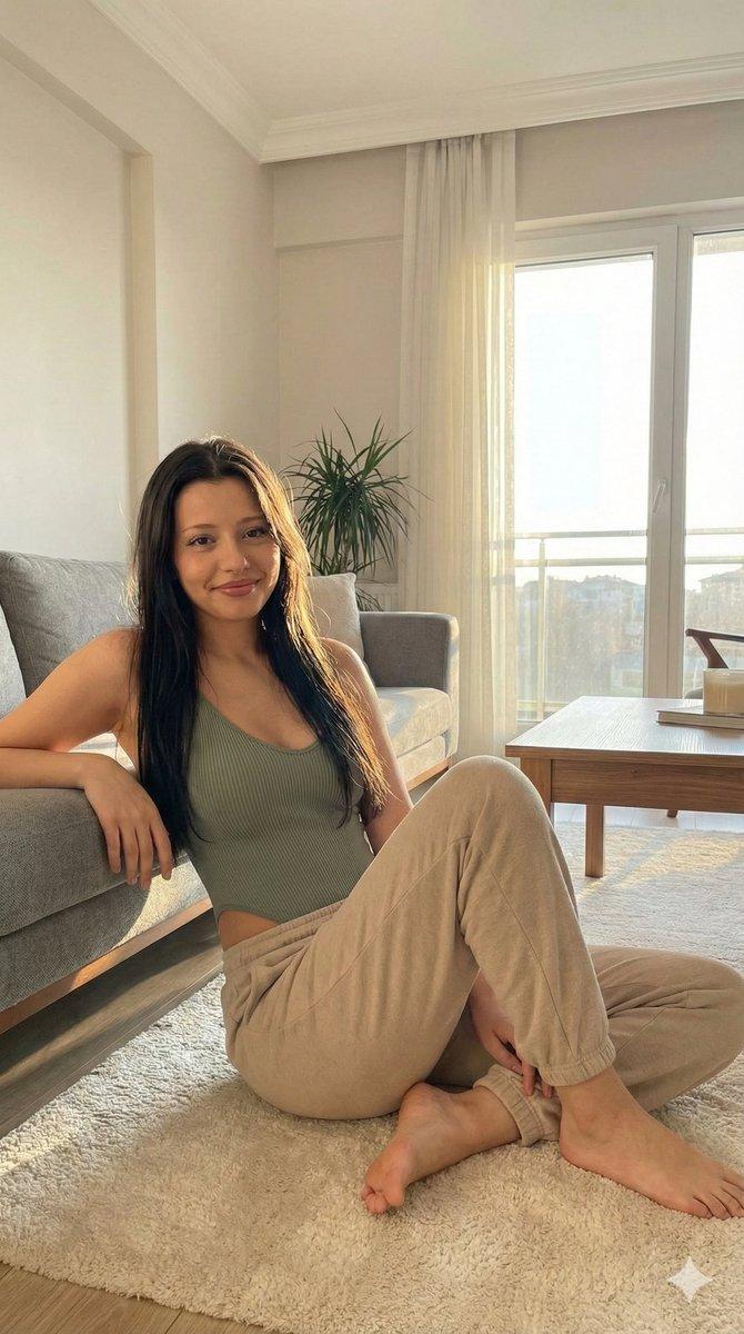 光影交错的极简风慵懒居家少女