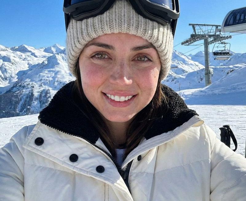 阳光下安娜德阿拉斯的绝美滑雪自拍