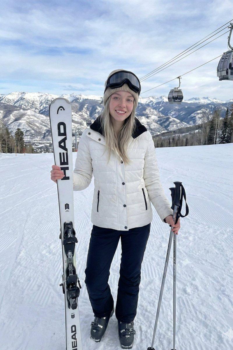 阳光雪道上的金发美女写实滑雪全身照