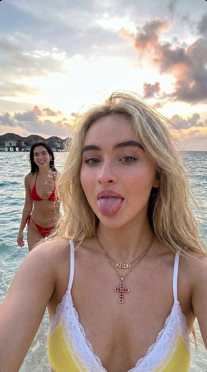 阳光海岛比基尼金发少女俏皮自拍
