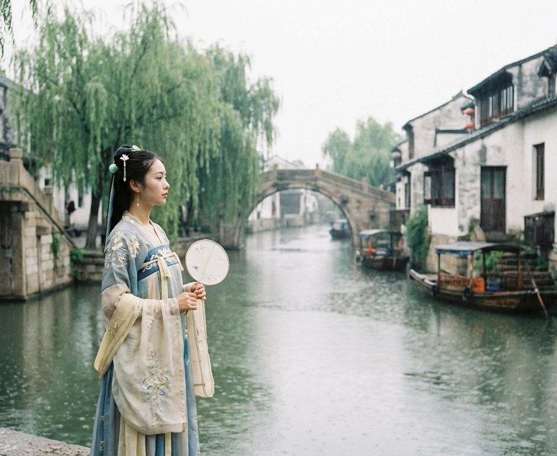日系甜美少女倚靠地铁门边的迷人瞬间