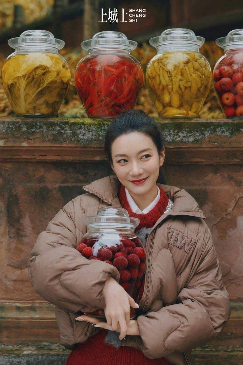 甜美娇羞少女的冬日市集时光