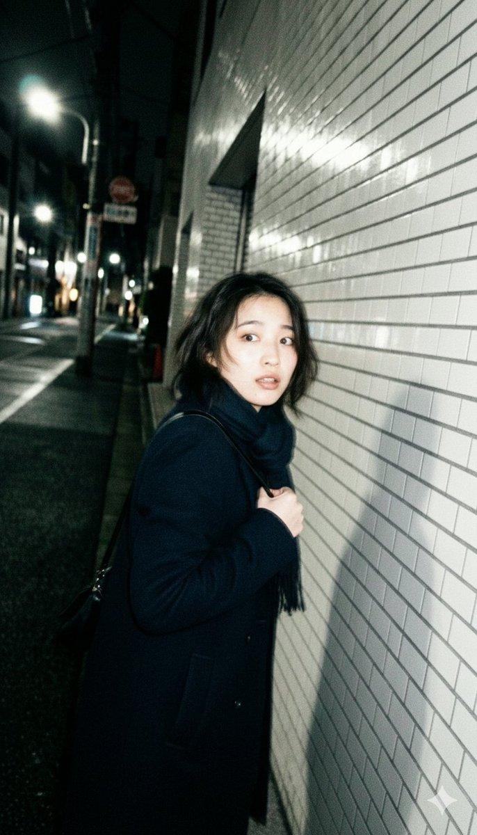 东京深夜闪光灯下害羞回眸的模糊瞬间