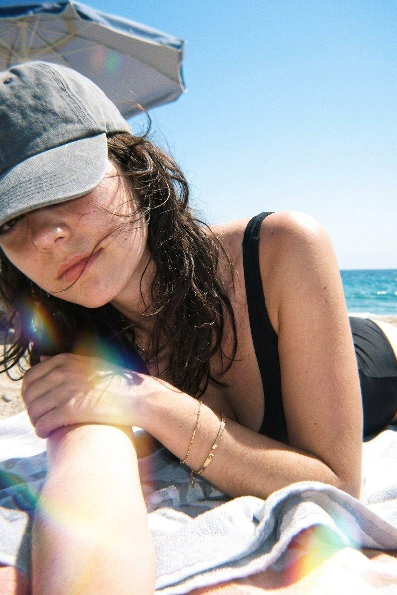 极度写实的海滩自拍女性肖像