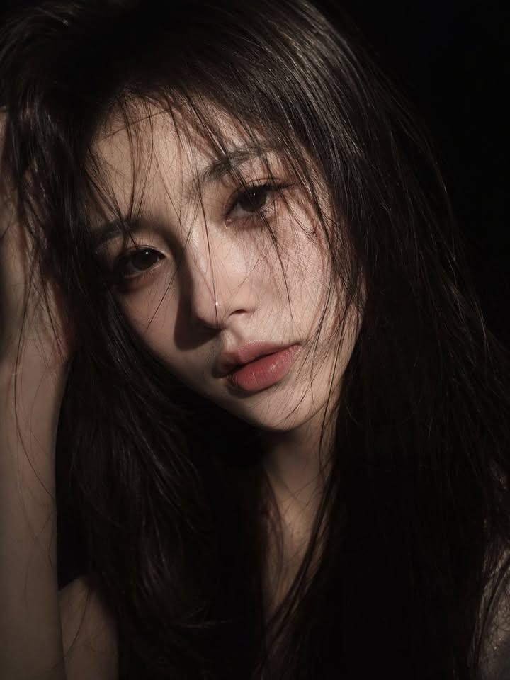 超写实长发女性特写情绪时尚肖像