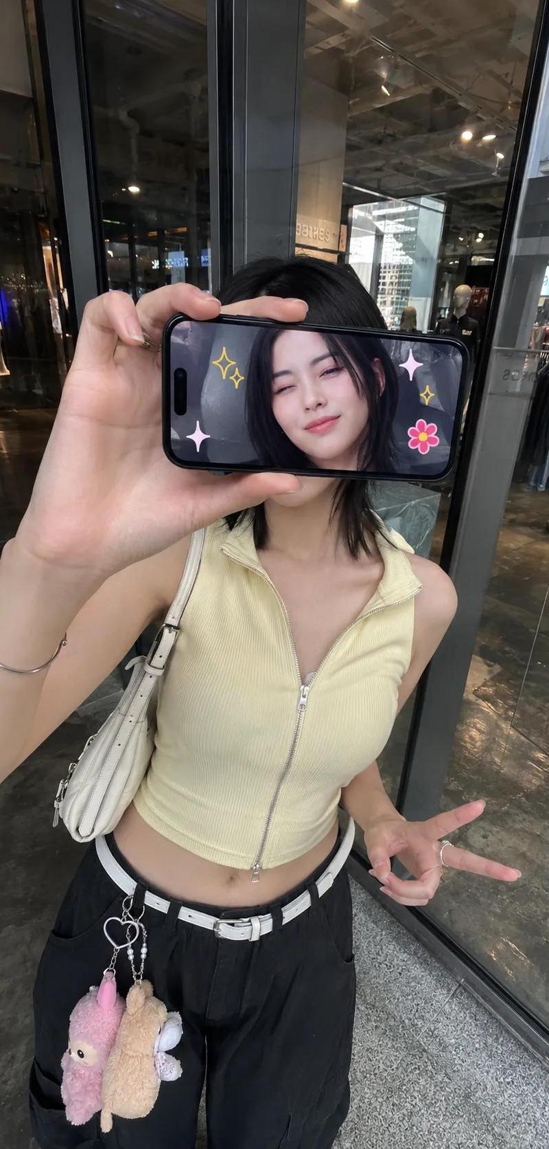 手机遮脸玻璃窗反射超写实人像