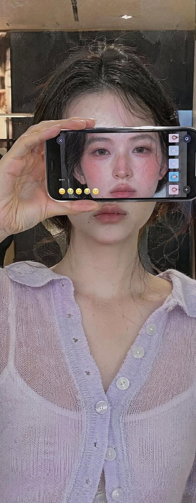 超写实iPhone女性遮脸人像