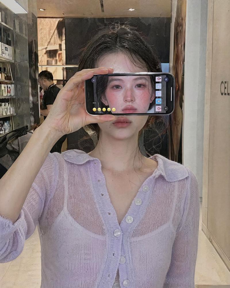 超写实iPhone女性遮脸人像