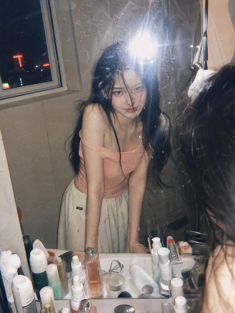 浴室镜前复古胶片感少女氛围人像