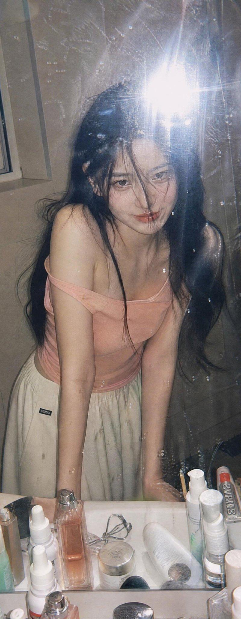 浴室镜前复古胶片感少女氛围人像