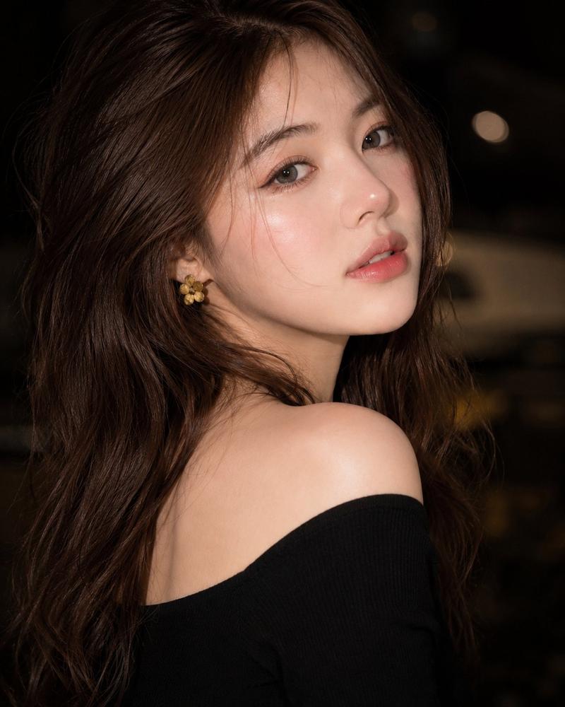 超写实唯美年轻女性特写肖像